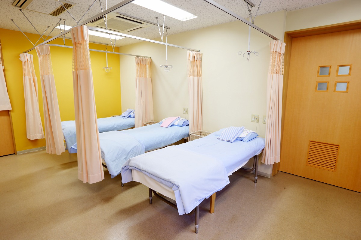 回復室（ベッド4台、点滴等受けていただけます）